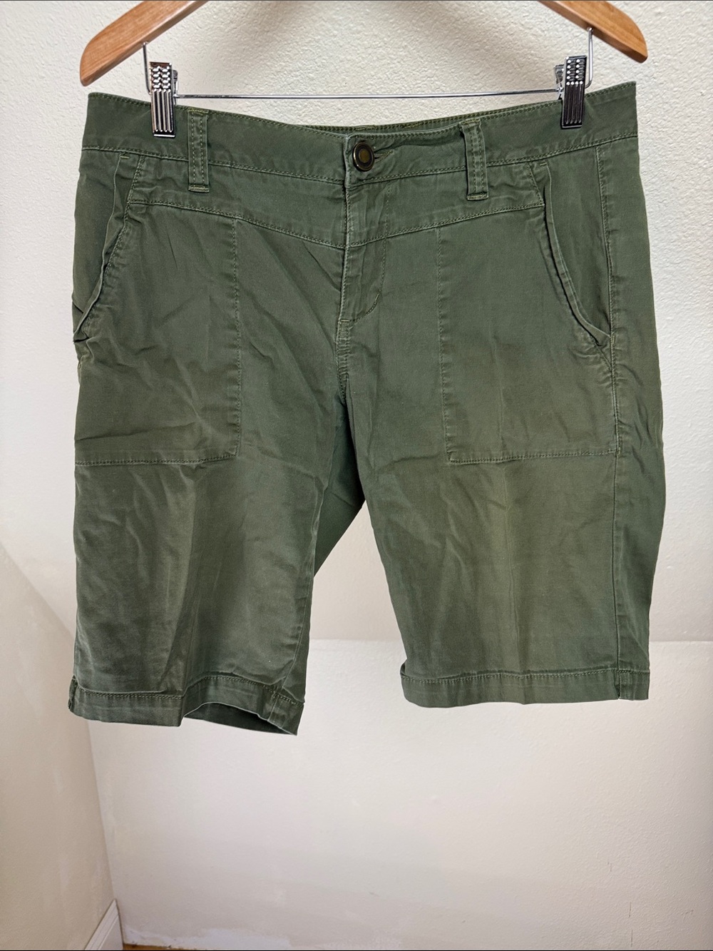 CAbi Ivy League green Utility Pocket Burmuda Shorts, Size 8
